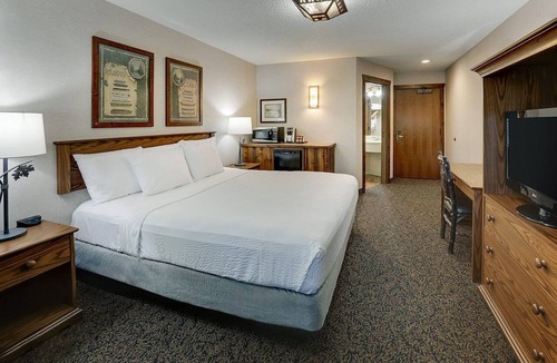 Johnston Hotel | Des Moines Stay w/Onsite Pool and Gym | 0.5 mi to Texas Roadhouse