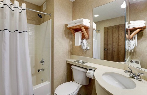 Johnston Hotel | Des Moines Stay w/Onsite Pool and Gym | 0.5 mi to Texas Roadhouse