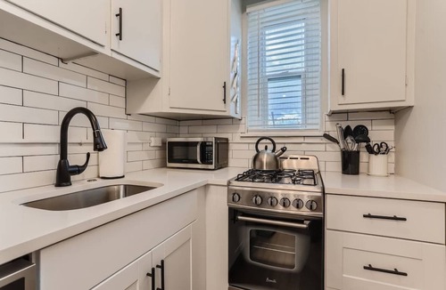City Park Apartment | Detroit by Modern Midstay/On City Park! #T22