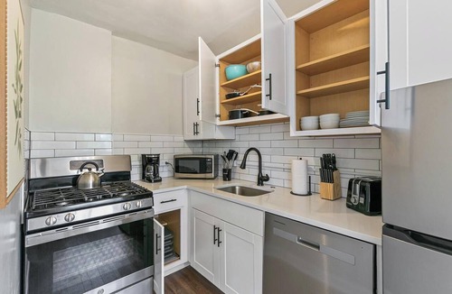 City Park Apartment | Detroit by Modern Midstay/On City Park! #T27