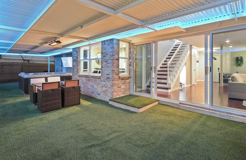 Farmers Branch House | DFW LUX HOUSE WITH HUGE BACKYARD POOL AND JACUZZI , BBQ, CINEMA ETC..