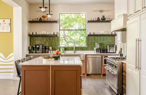 Princeton House | DFW Penrose House Swim-Up Bar Estate Sleep 28 | Weddings | Hot Tub | Mini Golf