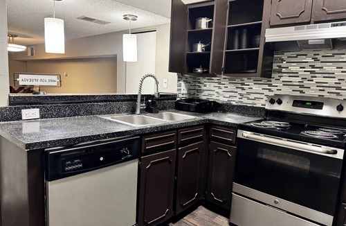 Bedford House | DFW Townhome w/Garage access 15 min from airport