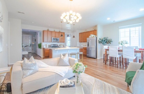 Aurora House | DISCOUNT: 6mo+ Furnished Gem|3BR Aurora Home