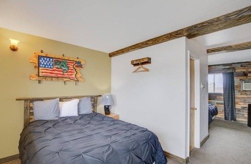 Chamberlain Hotel | Discover Missouri – 4 Comfortable Rooms for Your Stay, Perfect for Big Groups!