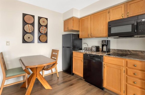Northeast Santa Fe Hotel | Discover Santa Fe: Spacious Suite with Scenic Views & Resort-Style Comforts