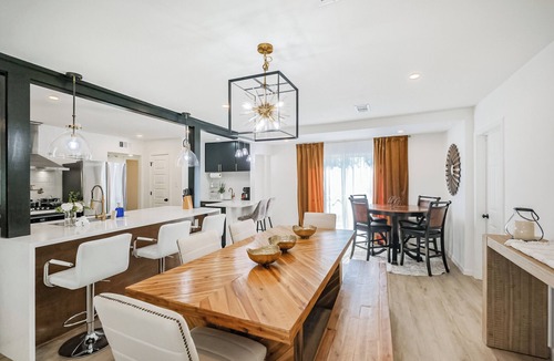 Garden Oaks House | Discover the perfect short or mid-term stay at Libbey, a spacious Oak Forest house that sleeps 13, near Downtown and The Heights. Fully equipped for an exceptional stay, family-friendly, and includes a 1-car garage for easy parking. Book confidently