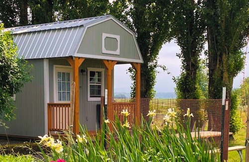Lynden Cabin | 🌿Discover Tranquility in a Little Barn Cabin: A Unique Glamping Retreat