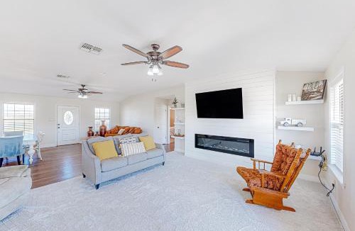 Cameron House | Dog-Friendly Cameron Home w/Pond + Poolside Patio