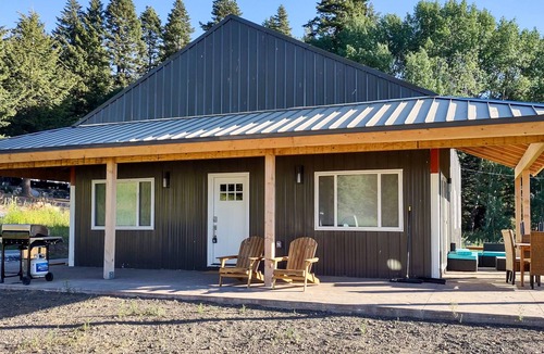 Tamarack House | Dog-friendly home overlooking Lake Cascade with great patio, huge views & WiFi