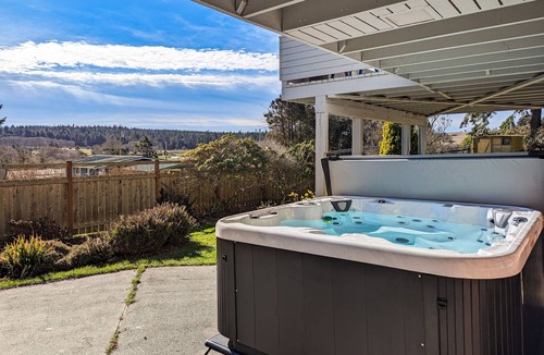 Greenbank House | Dog-friendly home with sound view, fireplace, pizza oven & hot tub