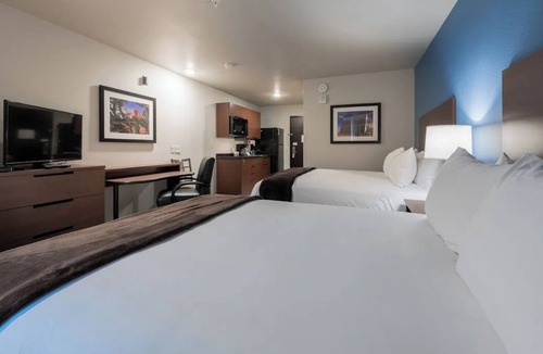 Altoona Hotel | Dog-Friendly Room w/Kitchen Across From Adventureland Park
