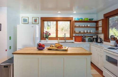 Eastsound House | Dog-friendly, spacious farmhouse overlooking a private pond and forest. Peaceful, secluded yet minutes to Orcas Golf Course, Cafes and Shops, Hiking, Kayaking, Fast WIFI. Perfect retreat for friends and family with a large kitchen, deck and yard.