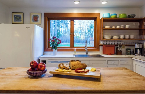 Eastsound House | Dog-friendly, spacious farmhouse overlooking a private pond and forest. Peaceful, secluded yet minutes to Orcas Golf Course, Cafes and Shops, Hiking, Kayaking, Fast WIFI. Perfect retreat for friends and family with a large kitchen, deck and yard.
