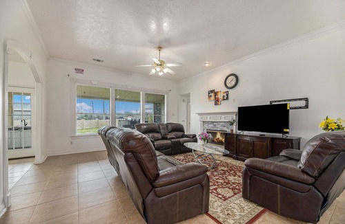 Pearland House | Dog-friendly spacious home with enclosed yard, five bedrooms, smart TVs, AC