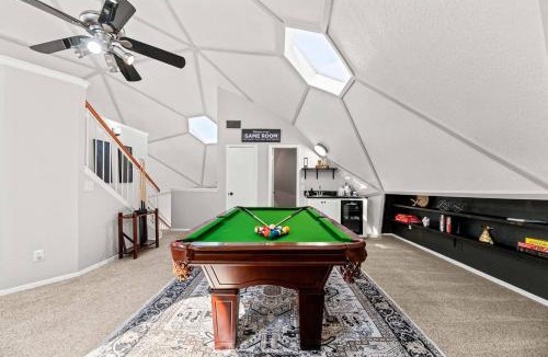 Bedford House | Dome Manor Pool Hot Tub Two Game Rooms