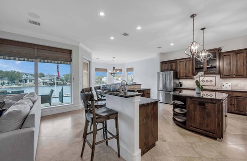 Horseshoe Bay West House | Double Diagonal Bay: Lakefront Luxury with Concierge Services in Horseshoe Bay