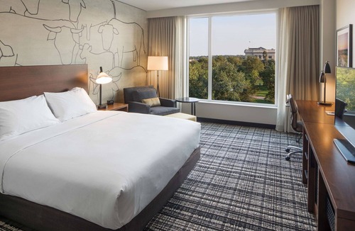 Greeley Hotel | DoubleTree by Hilton Greeley at Lincoln Park