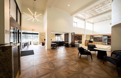 Southeast Houston Hotel | DoubleTree by Hilton Hotel Houston Hobby Airport