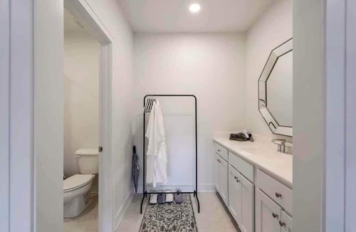 Parkville Apartment | Downtown 1BR Parkville Walkable Dining & Shops