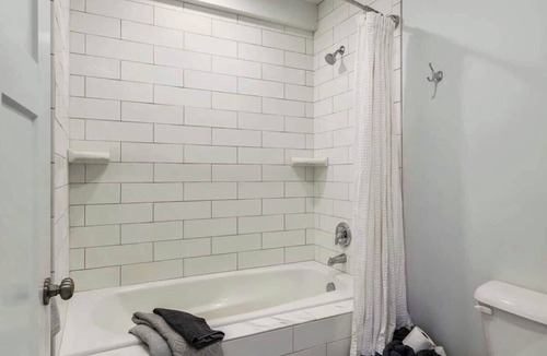 Parkville Apartment | Downtown 1BR Parkville Walkable Dining & Shops