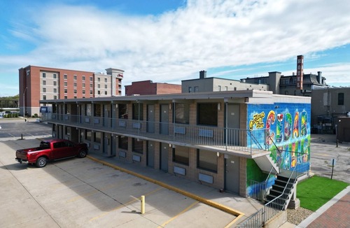 Cedar Falls Apartment | Downtown CF Studio - Free Gated Parking! 521
