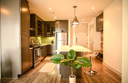 Uptown Condo | Downtown Dallas Apt w/View-walking distance to AAC+Free Parking+ Pool+Wifi
