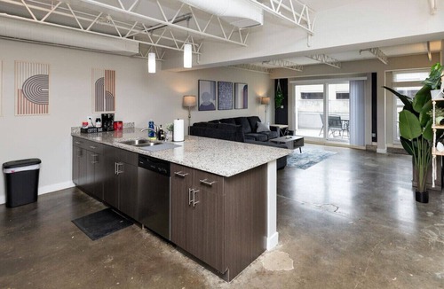 Downtown Des Moines Apartment | Downtown Des Moines Gem: 2BR/2BA + Balcony & Grill