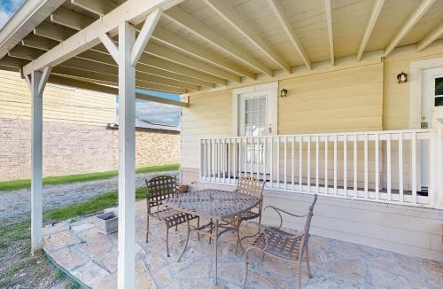 Southtown House | Downtown duplex with patio, enclosed backyard, washer/dryer, streaming, AC, WiFi