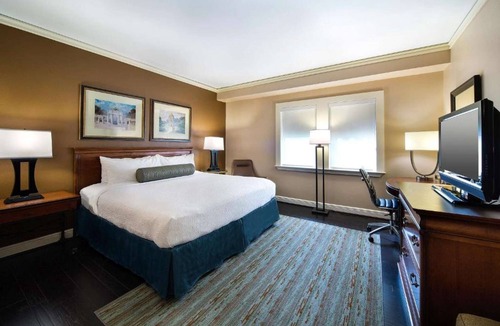 Central Business District Hotel | Downtown Houston Retreat | Free Shuttle + Outdoor Pool
