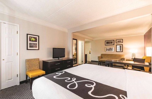 Arsenal Hotel | Downtown King Studio Getaway, Pet-Welcome, Near Hemisfair Plaza