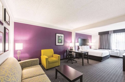 Arsenal Hotel | Downtown King Studio Getaway, Pet-Welcome, Near Hemisfair Plaza