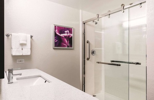 Arsenal Hotel | Downtown King Studio Getaway, Pet-Welcome, Near Hemisfair Plaza