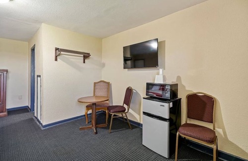 Luling Hotel | Downtown Luling Stay | Near Local Attractions - City Market & Watermelon Thump