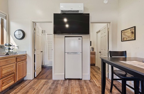 Baker City Cottage | Downtown Retreat - Cozy Getaway! Studio for 2, Local Golfing 50% Off!