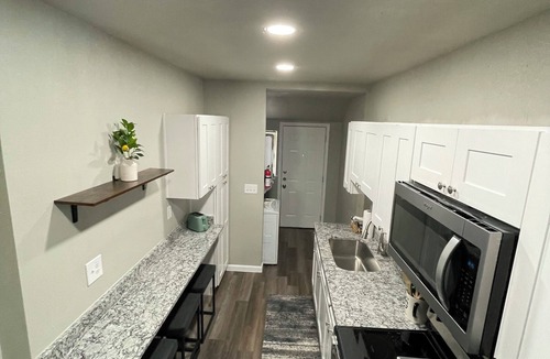 Highland Park Apartment | Downtown San Antonio, Cozy 1-bedroom, WiFi, AC, washer/dryer, 201