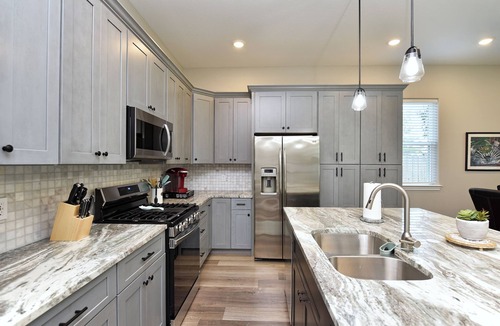 Tomball House | Downtown Tomball-Built in 2025, King Bed, Sleeps 6