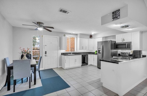 Addicks House | Dream Home!Bright & Spacious 2 Bedroom Bungalow-Garage-Huge Park-Medical Centers