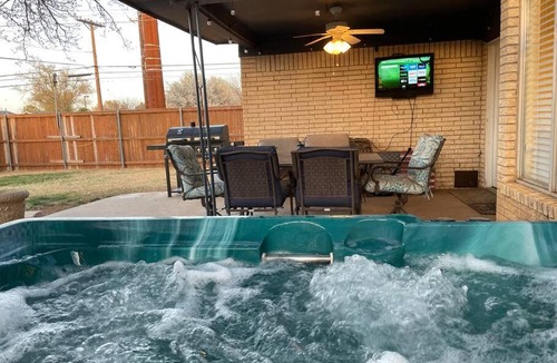 Lubbock House | DT 15mins Sleeps 20 Hot Tub Pets OK,4 TV