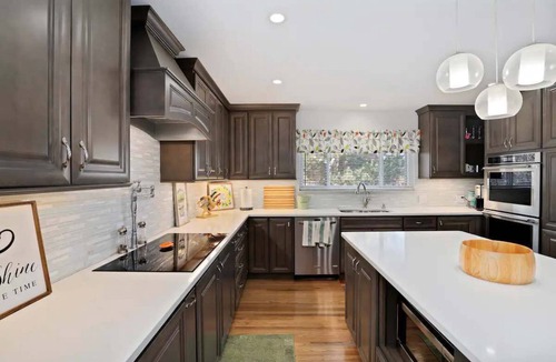 University Park House | DU Haven: Hot Tub, Outdoor TV Lounge &3 Full Baths