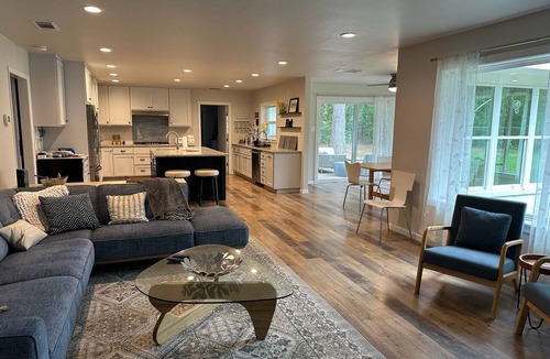 Athens House | Eagle Pines - Lakefront Pickleball Bunk Room Fire Pit