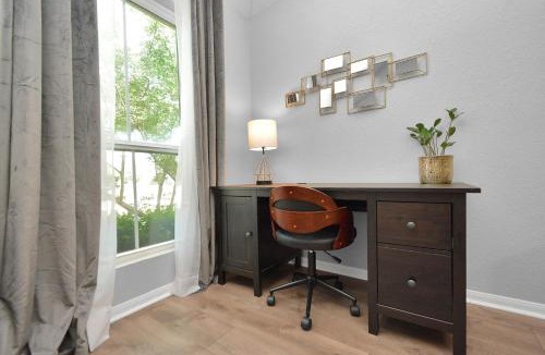 Barker House | Early Green Home Sleeps 6 Yard King Suite