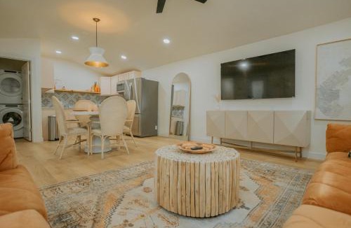 Huning Highland Historic District House | East Downtown Desert Chic Casita-Private Hot Tub-Close to Downtown-Pet Friendly!