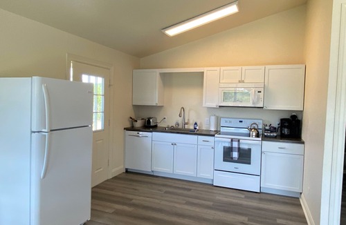 Ingram House | East House, 2-Level, 3BR/2BA, Balcony, Porch, Sleeps 8