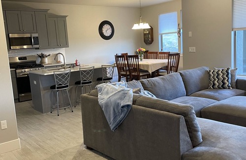 Pasco House | Easy access to I82. Almost new, spotless and spacious close to Trac and Richland