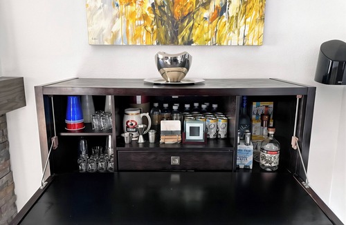 Speer House | Eco-Friendly, Modern Smart Home - Surround Sound - Chef's Kitchen - Fast WiFi
