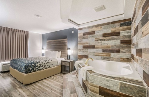 Lovington Hotel | Econo Lodge Inn & Suites - Des Moines/Merle Hays Road