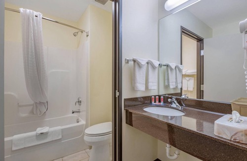Des Moines Hotel | Econo Lodge Inn & Suites Des Moines Fairgrounds Area