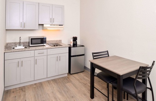 Lakeview  Jefferson County Hotel | Econo Lodge Inn & Suites Port Arthur near Sabine Pass
