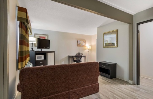Yankton Hotel | Econo Lodge Inn & Suites Yankton
